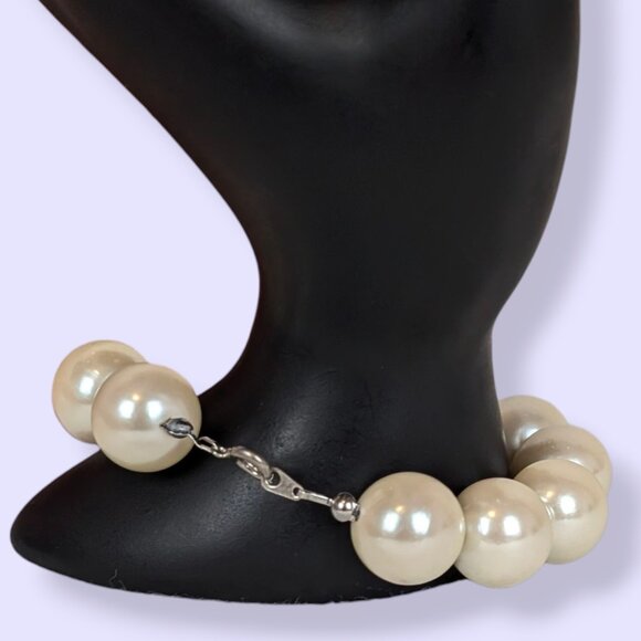V. Chunky Glass Faux Pearl Beaded Bracelet - Picture 3 of 4